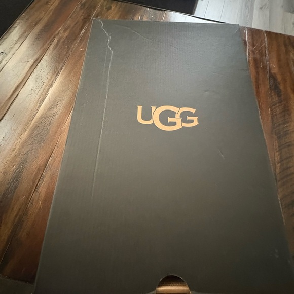 UGG mens neumel graphic outline.